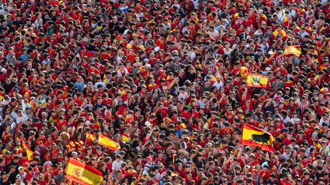 Фото и видео ⟩ В Мадриде светопреставление: смотрите, как встречают национальную сборную!