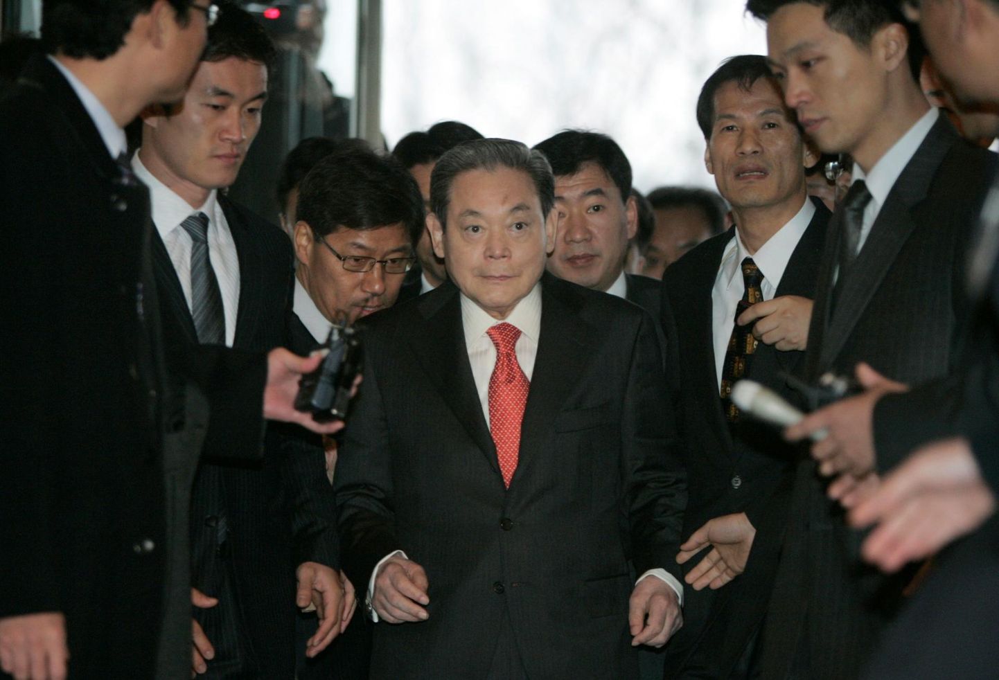Lee Kun-hee (keskel) juhtimisel sai Samsungist väärtuse poolest üks maailma suuremaid kaubamärke.