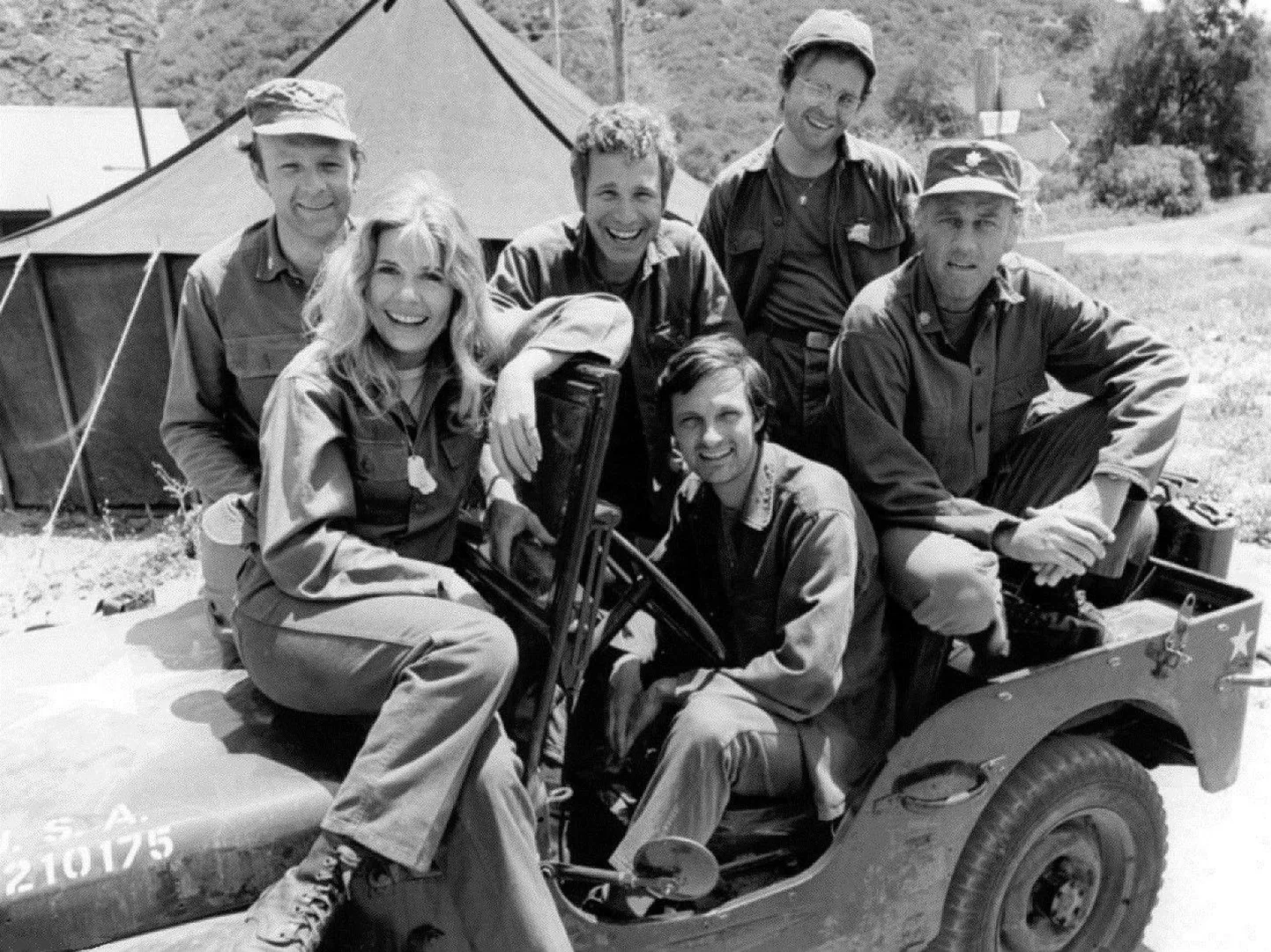Seriaali esimese hooaja põhinäitlejad: Loretta Swit, Larry Linville, Wayne Rogers, Gary Burghoff, McLean Stevenson ja Alan Alda.