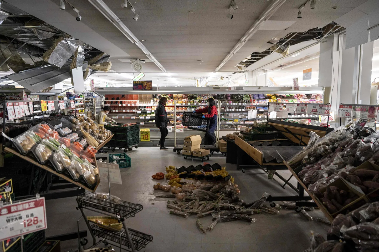Pärast maavärinat Miyagis asuvas ostukeskuses.