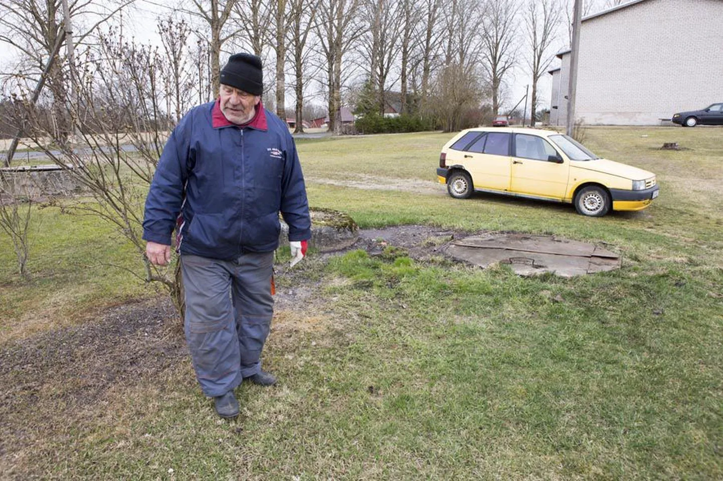 Järvelohu talu peremees Evert Kralle on aastaid trotsinud naabruses asuva korrusmaja solki, mis aeg-ajalt tema õuele kipub voolama. Kogumiskaevud on tema enda maa peal.