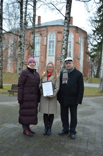 Stipendium anti pidulikult üle 1. detsembril Toomemäel farmakognoosiaprofessor Alma Tominga mälestuspingi juures. Stipendiumi andsid Janne Sepale üle professor Ain Raal ja Eesti Akadeemilise Farmaatsia Seltsi president, Tartu Ülikooli sotsiaalfarmaatsia dotsent Daisy Volmer