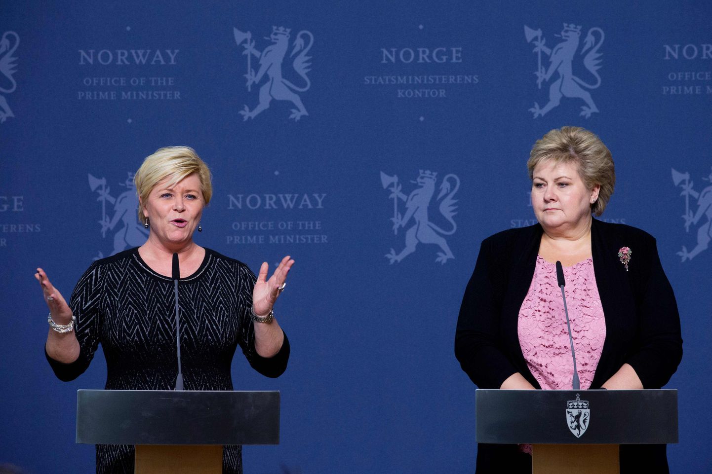 Maailma suurim reservfond, mahuga 700 miljardit eurot, on Norral. Norra rahandusminister Siv Jensen (vasakul) ja peaminister Erna Solberg pressikonverentsil.