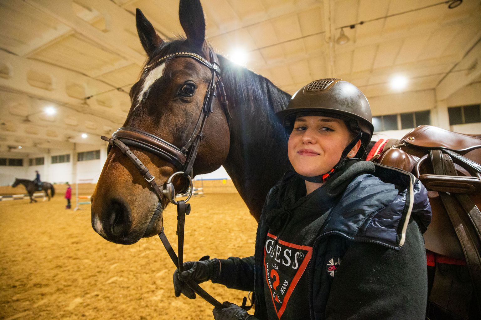 16-aastane Eliisa Kalpus on Tartu neiu, kes armastab üle kõige ratsutamist. Esimest korda istus ta hobuse selga seitsmeaastasena. Kaks aastat varem oli tal diagnoositud juveniilne idiopaatiline artriit ehk krooniline haigus, mille tunnus on pikaajaline liigesepõletik.
