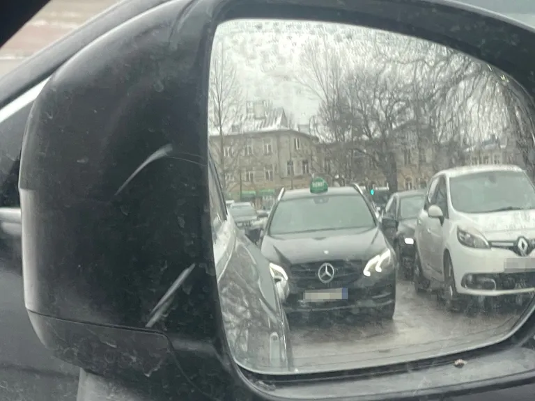 Piraattakso bussijaama juures.