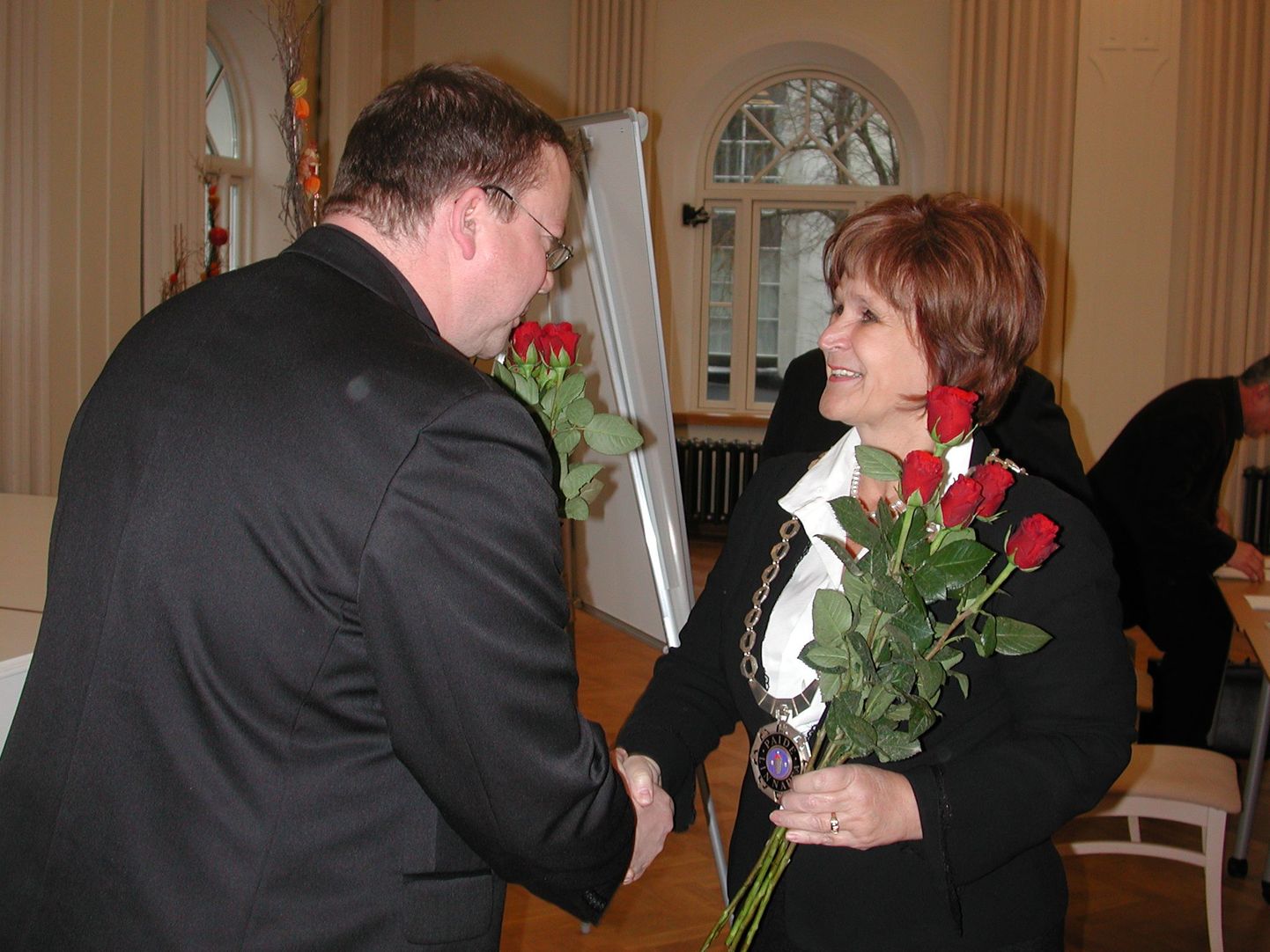 Paide linnapead Kersti Sarapuud õnnitleb tagasivalimise puhul Paide Püha Risti koguduse õpetaja Algur Kaerma.