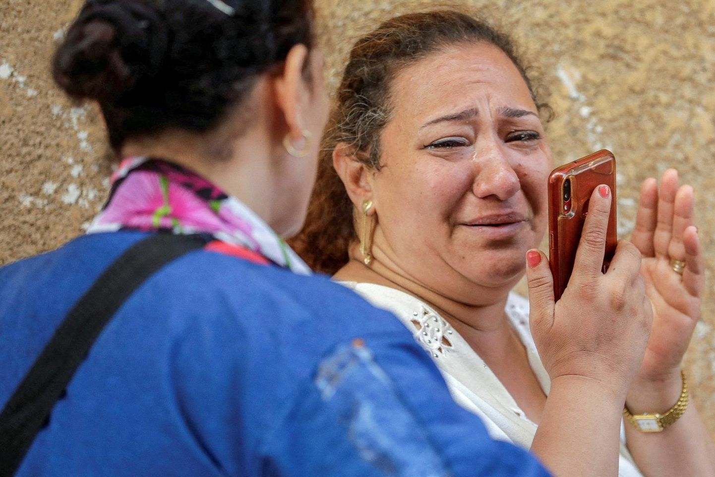 Naine nutab eile pärast põlengut Giza Abu Sifin kiriku juures.
 