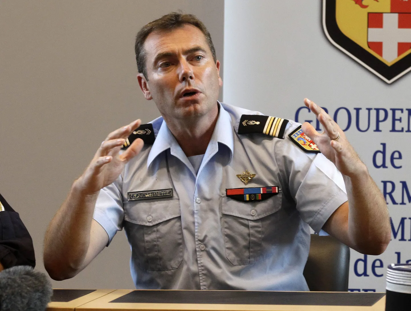 Prantsuse politsei esindaja Benoit Vinneman nelja inimese tapmise kohta meediale selgitusi jahgamas