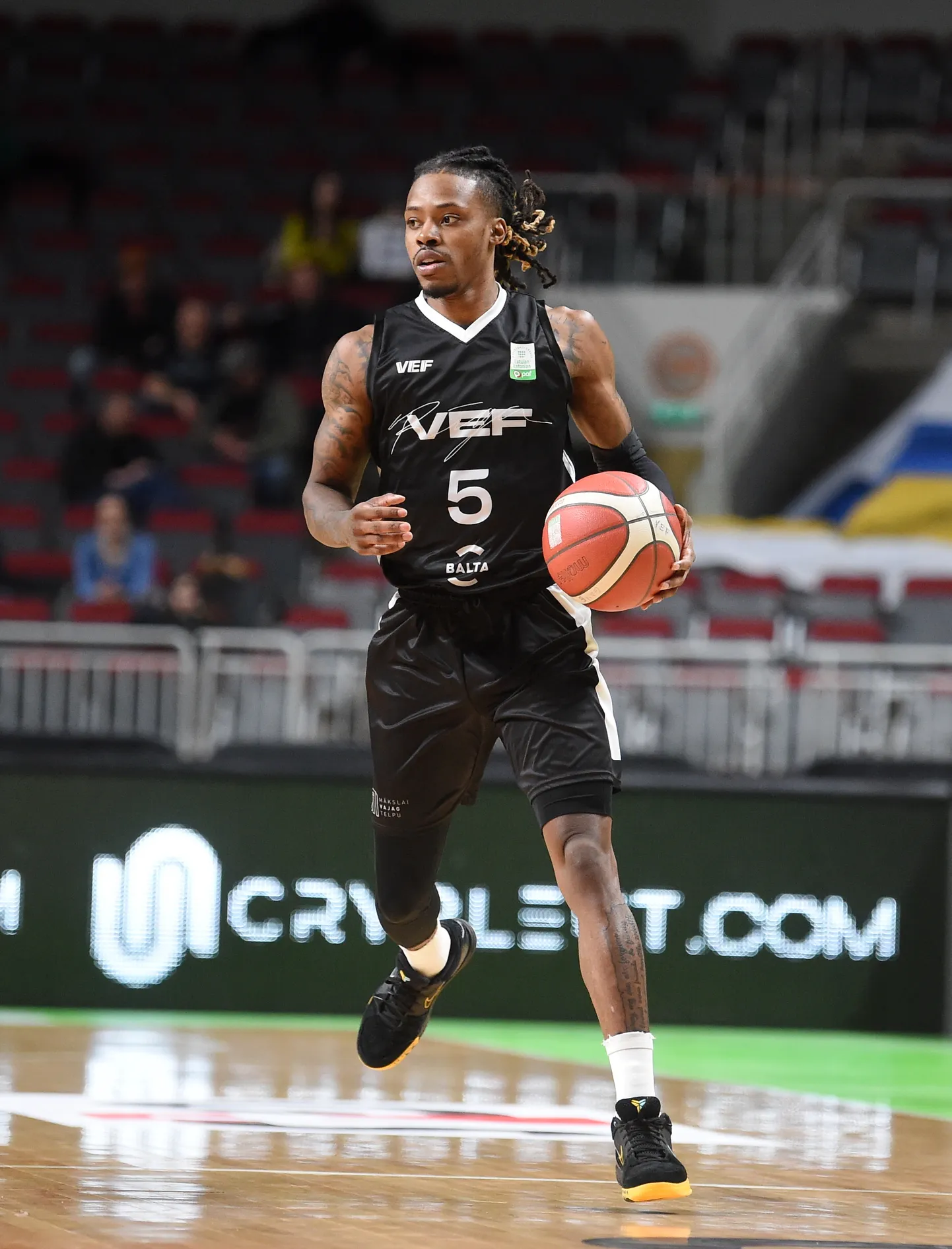 "VEF Rīga" spēlētājs Džeilens Railijs (nr.5, melnā tērpā) "Pafbet" Latvijas - Igaunijas Basketbola līgas fināla spēlē vīriešiem starp "VEF Rīga" un "KK Viimsi" komandām "Arēnā Rīga".