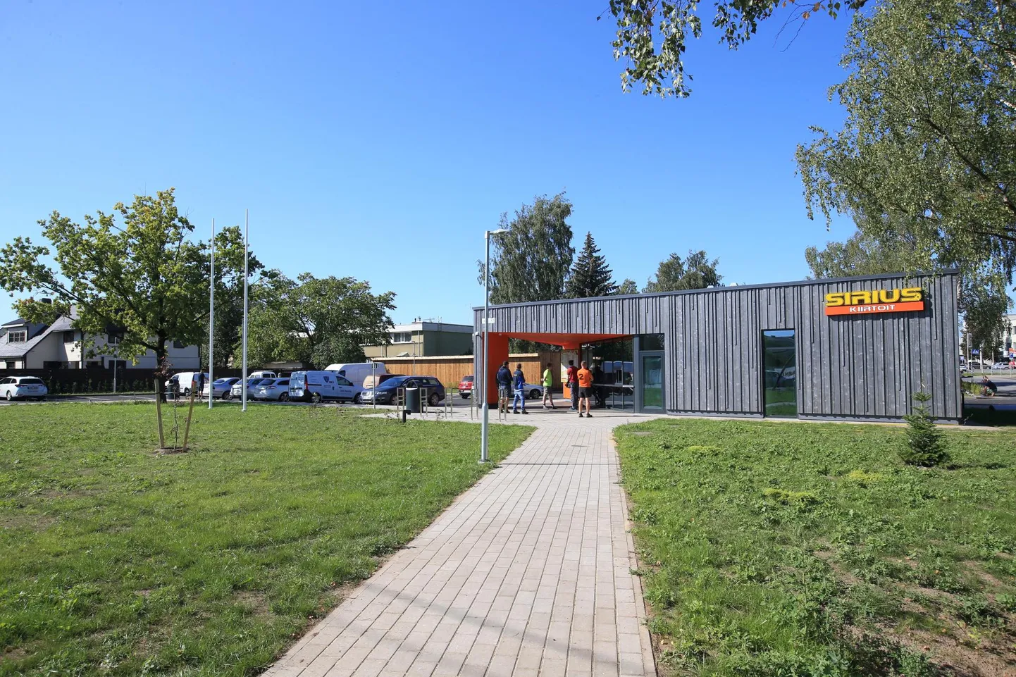 Võru-Aardla ristmikul asuv kiirtoidukoht Sirius kolis teisele poole teed. Nagu näha, on sööjad uue koha omaks võtnud.
