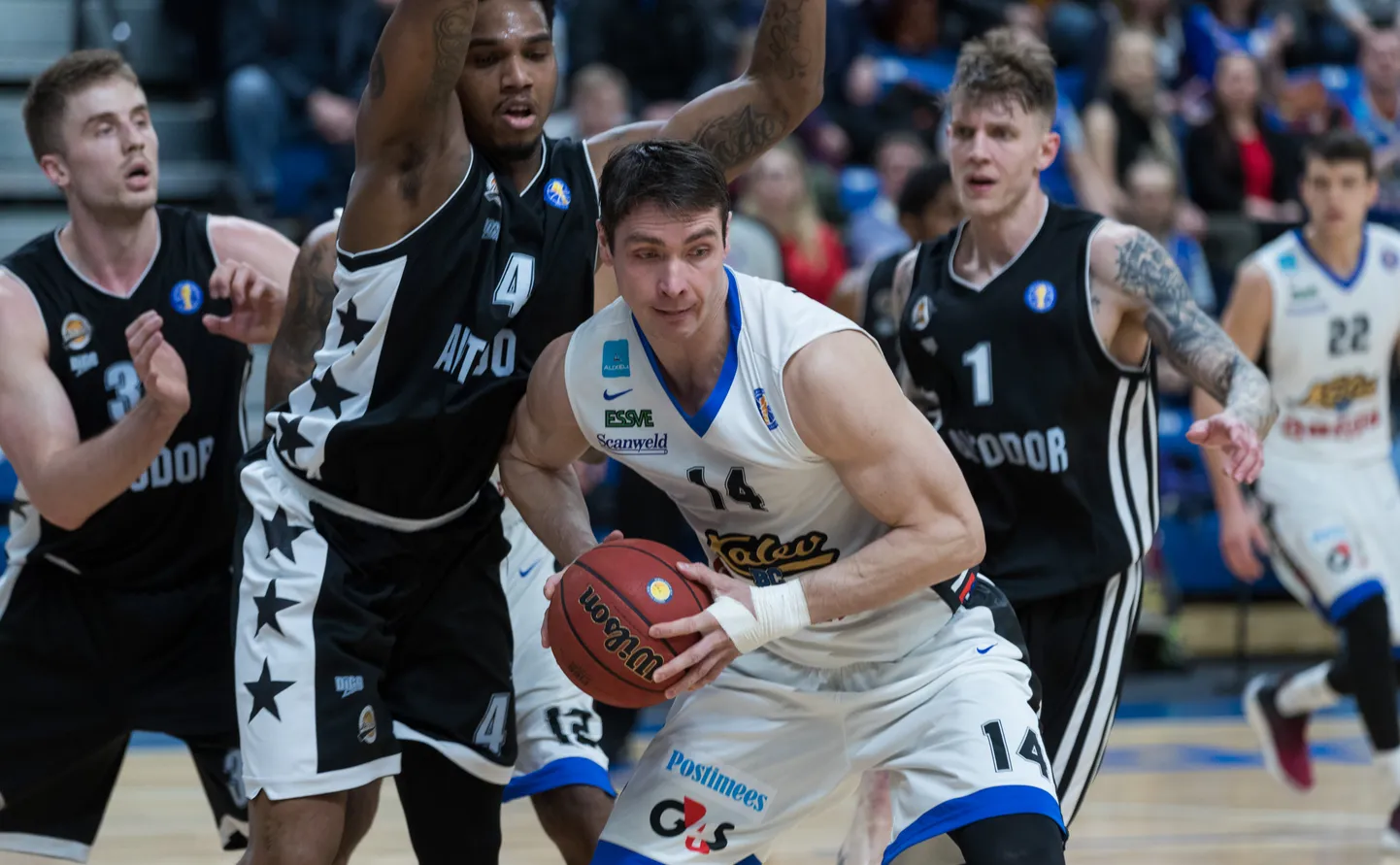 Kristjan Kangur (palliga) VTB Ühisliiga mängus Saratovi Avtodori vastu.