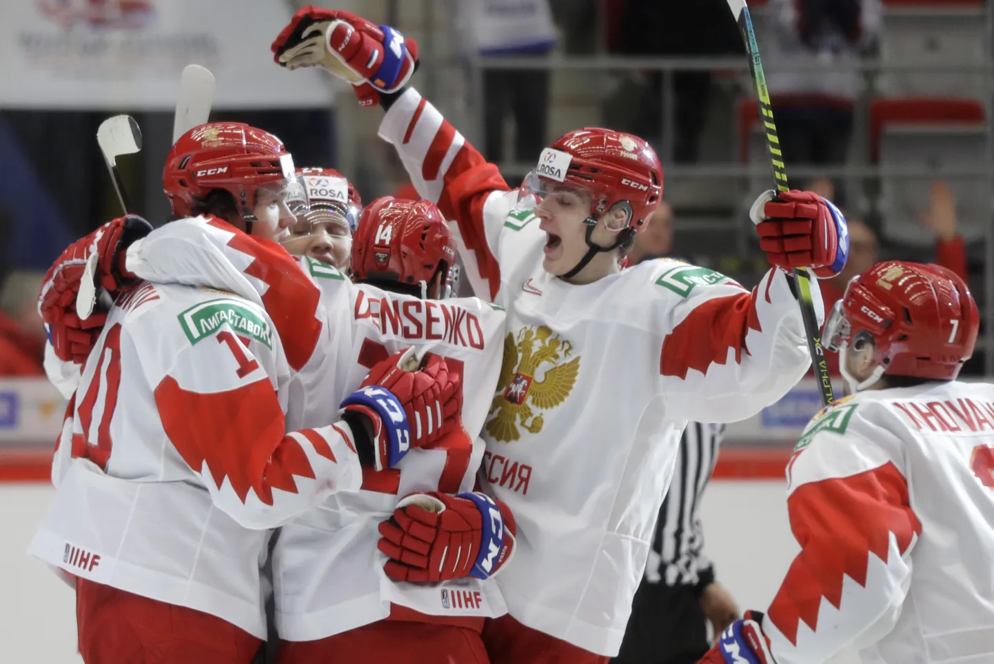 Сборная России в поединке 1/4 финала Молодежного чемпионата мира по хоккею обыграла сборную Швейцарии 3:1.