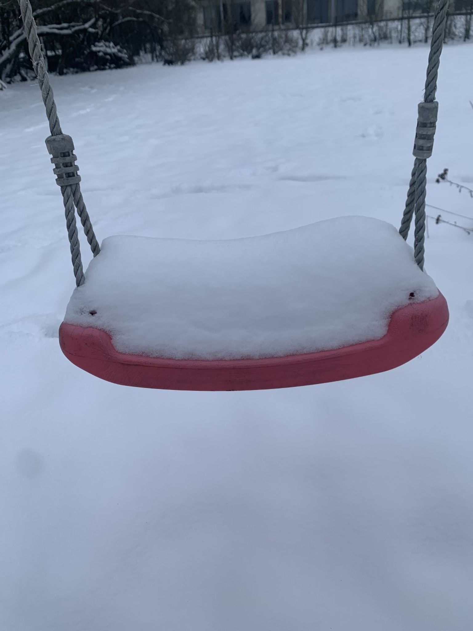 "Lumemõõdik" kiigel näitas lume paksuseks 15 cm.