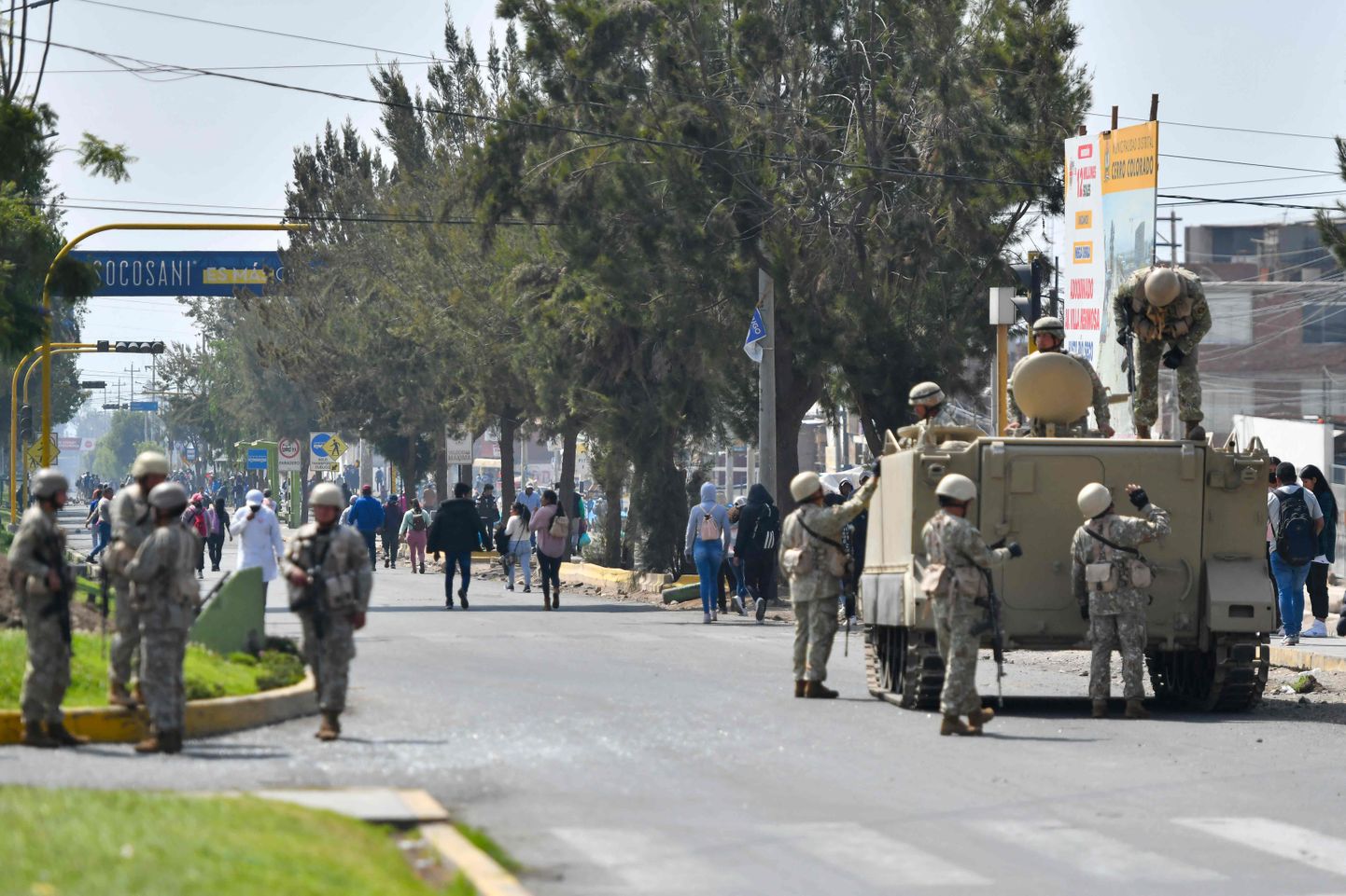 Sõjaväelased patrullivad tänavatel pärast hädaolukorra väljakuulutamist Peruu uue valitsuse poolt. Pilt on illustreeriv.