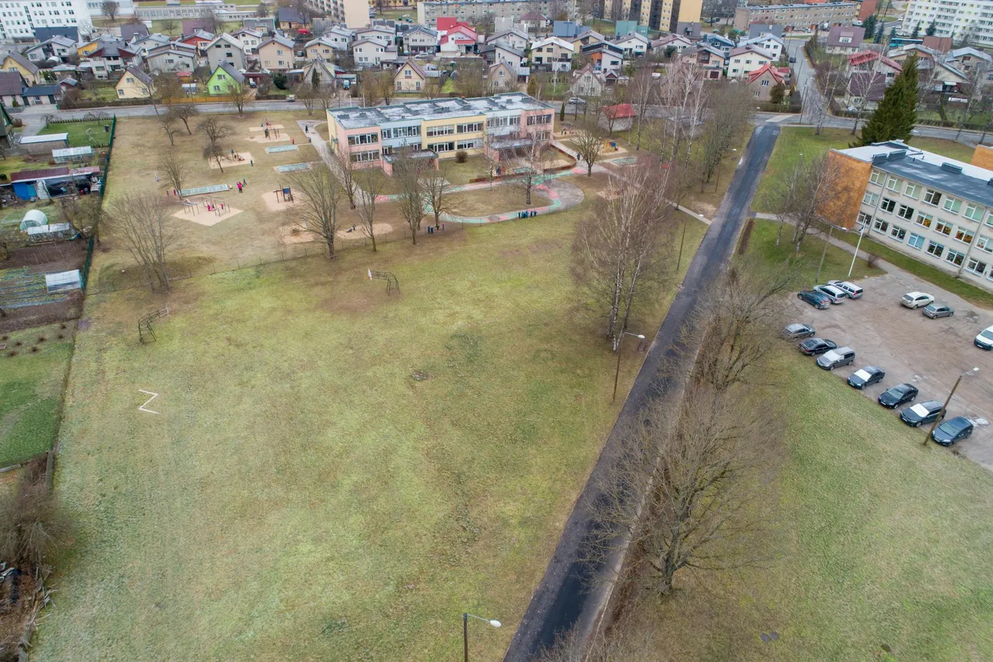 Koeraga jalutajat ähvardati Viljandis Paalalinna elurajoonis Kaare kooli ja Karlssoni lasteaia vahel kulgeval jalakäijate teel.