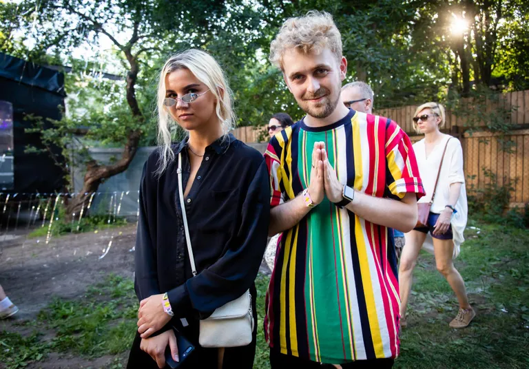 Ricco
Kanna seda, mida sa kogu aeg kannad, lihtsalt kanna seda lahedalt!
Lemmikasi: triibuline särk, mingist kaltsukast, ma isegi ei tea enam, kust see pärit on.
Sandra
Pane selga ükskõik mis, ainult mitte kõrged kingad nagu mina! Ma arvan, et ma olen ainuke, kes kontsad pani. Ja see on õudne – ärge tehke nii!
Lemmikasi: kitsad päikeseprillid