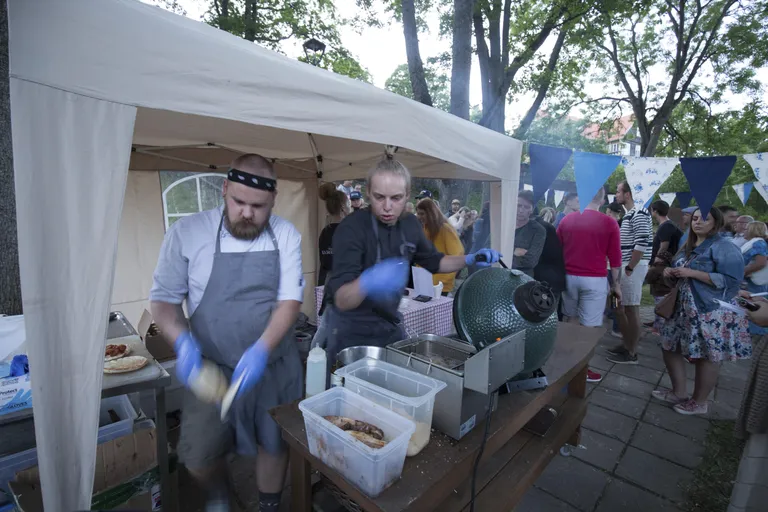 Trepimäe nõlval käisid kokkade käed küll imekiirelt, ent möödujate hulk oli sedavõrd suur, et paljud suuvesistajad loobusid roast pika ooteaja tõttu.
