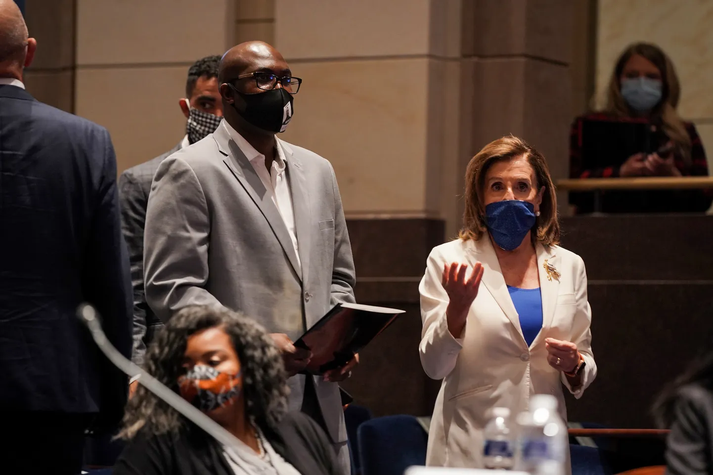 USA esindajatekoja spiiker ja California osariigi demokraat Nancy Pelosi ning valgete politseinike käe läbi kinnipidamisel surnud mustanahalise George Floydi noorem vend Philonise Floyd käisid kolmapäeval kongressi õiguskomisjoni istungil, et arutada politseivägivalda ja rassilist diskrimineerimist.