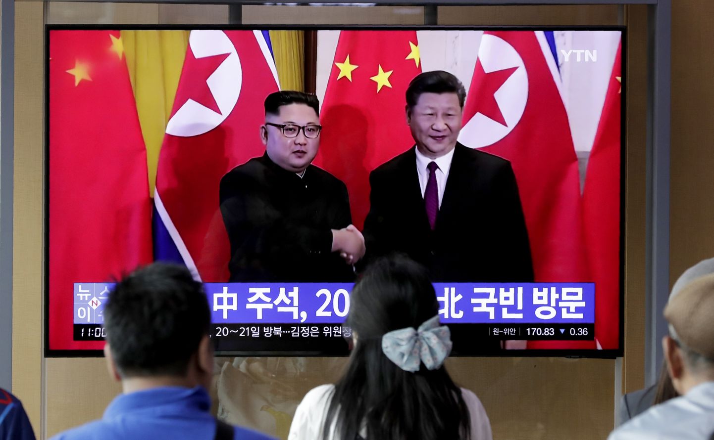 Lõuna-Korea elanikud vaatamas teisipäeval Soulis teleriekraanilt kaadreid Põhja-Korea liidri Kim Jong-uni ja Hiina presidendi Xi Jinpingi peatset kohtumist käsitlevast uudistesaatest.