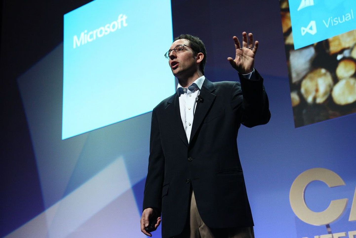 Microsofti turundusdirektor Chris Capossela kuulutas: «Microsofti ootab ees kogu meie ajaloo kõige olulisem aasta.»