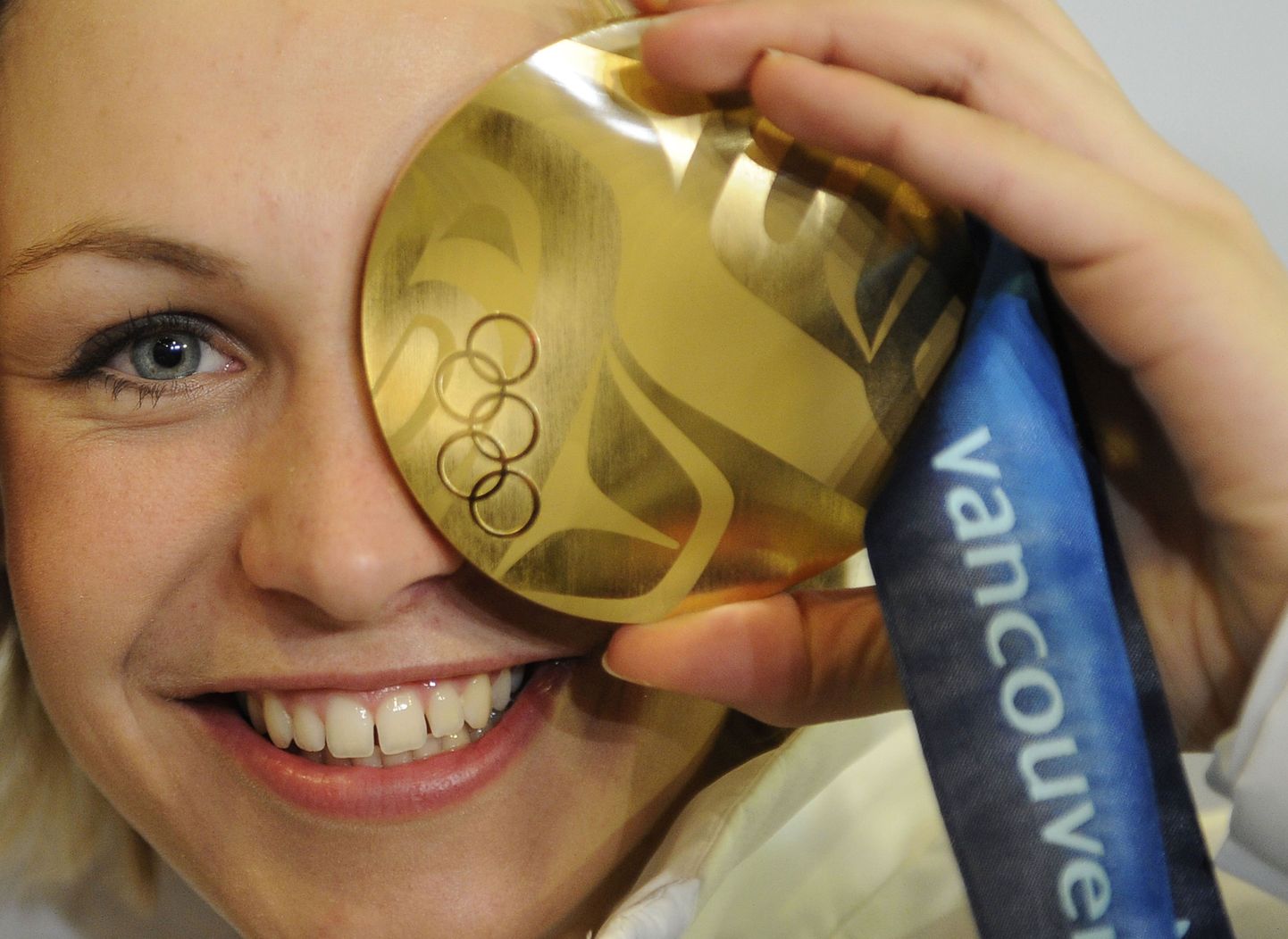 2010, Vancouveri olümpia: Magdalena Neuner poseerib oma kuldmedaliga.