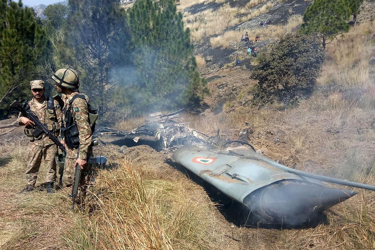 Pakistani sõdurid väidetava India hävituslennuki vraki kõrval, mille nad riigi võimude kinnitusel tulistasid alla riikidevahelise kontrolljoone lähistel Pakistani hallatavas Kashmir at Somani piirkonnas Bhimberi regioonis.