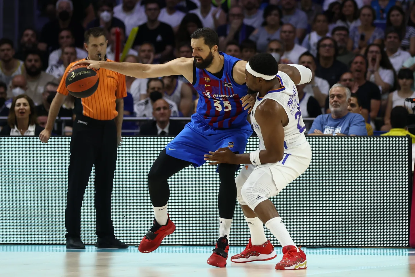 Kohtunik jälgimas Barcelona superstaari Nikola Mirotici tegutsemist. Pilt on illustratiivne.