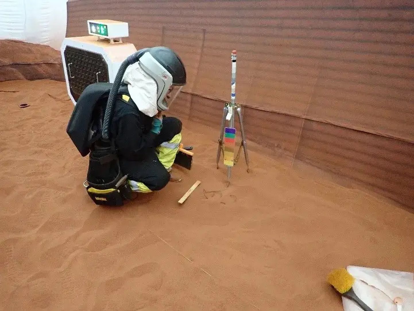 CHAPEA meeskonnaliige teeb simuleeritud «Marsil käiku» 100 ruutmeetri suuruses liivakastis, mis on täidetud punase liivaga, et matkida Marsi maastikku.