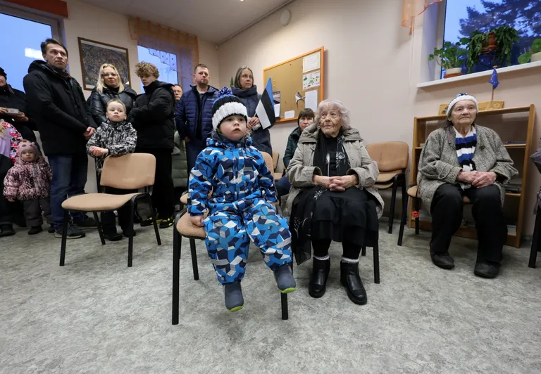 Keskel istub 93-aastane Liia Tamme, tema kõrval 2-aastane Oliver.