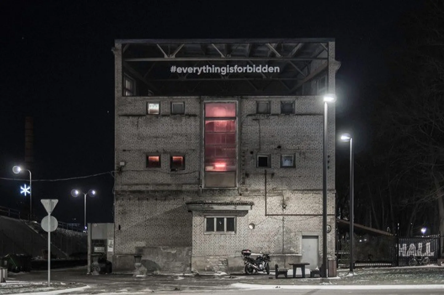 Klubi HALL on küll suletud, kuid muusika ei katke - HALL kolis DJ-ga veebi.