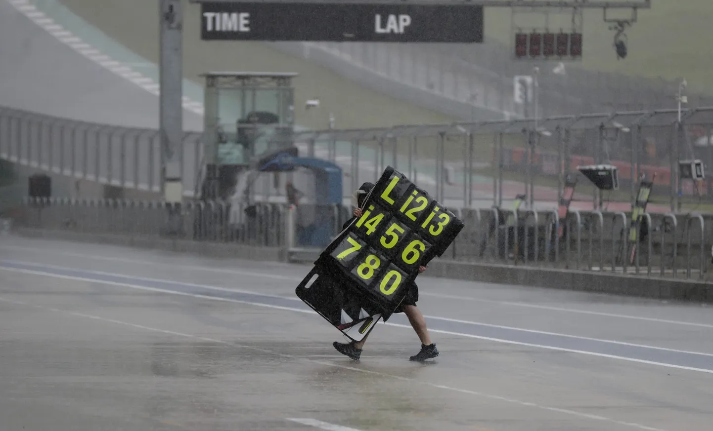 Texases Austinis tehtud foto, kus Grand Prix meeskonna liige üritab ära viia märgistust.