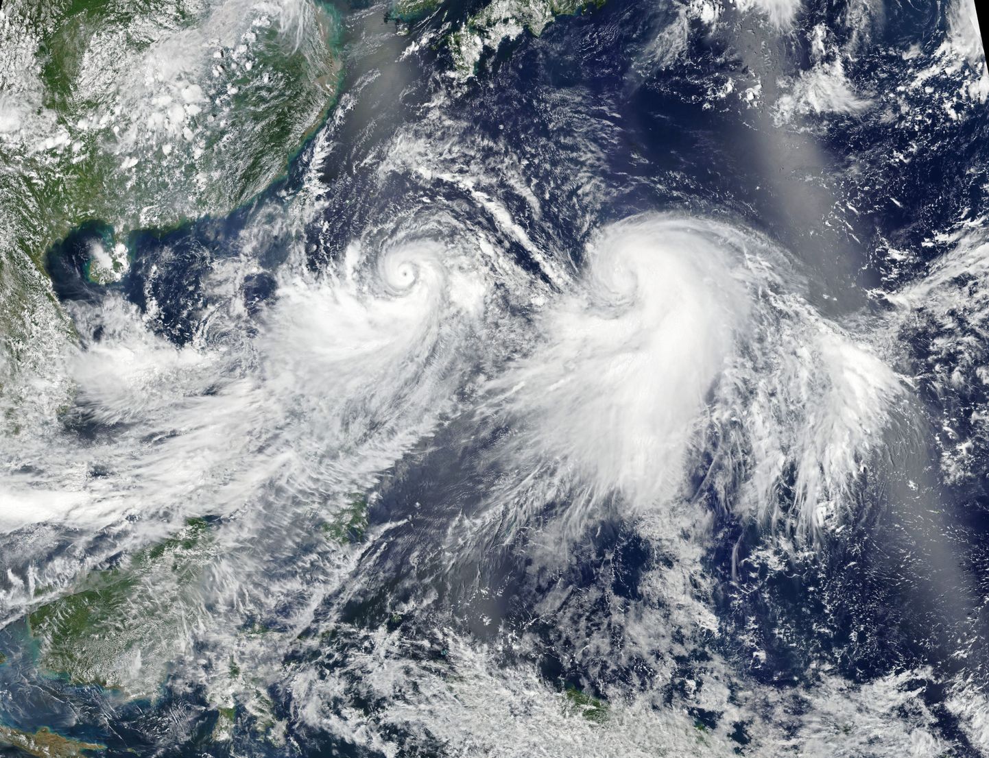 USA orkaanikeskuse satelliidifoto kahest orkaanist Vaikes ookeani piirkonnas