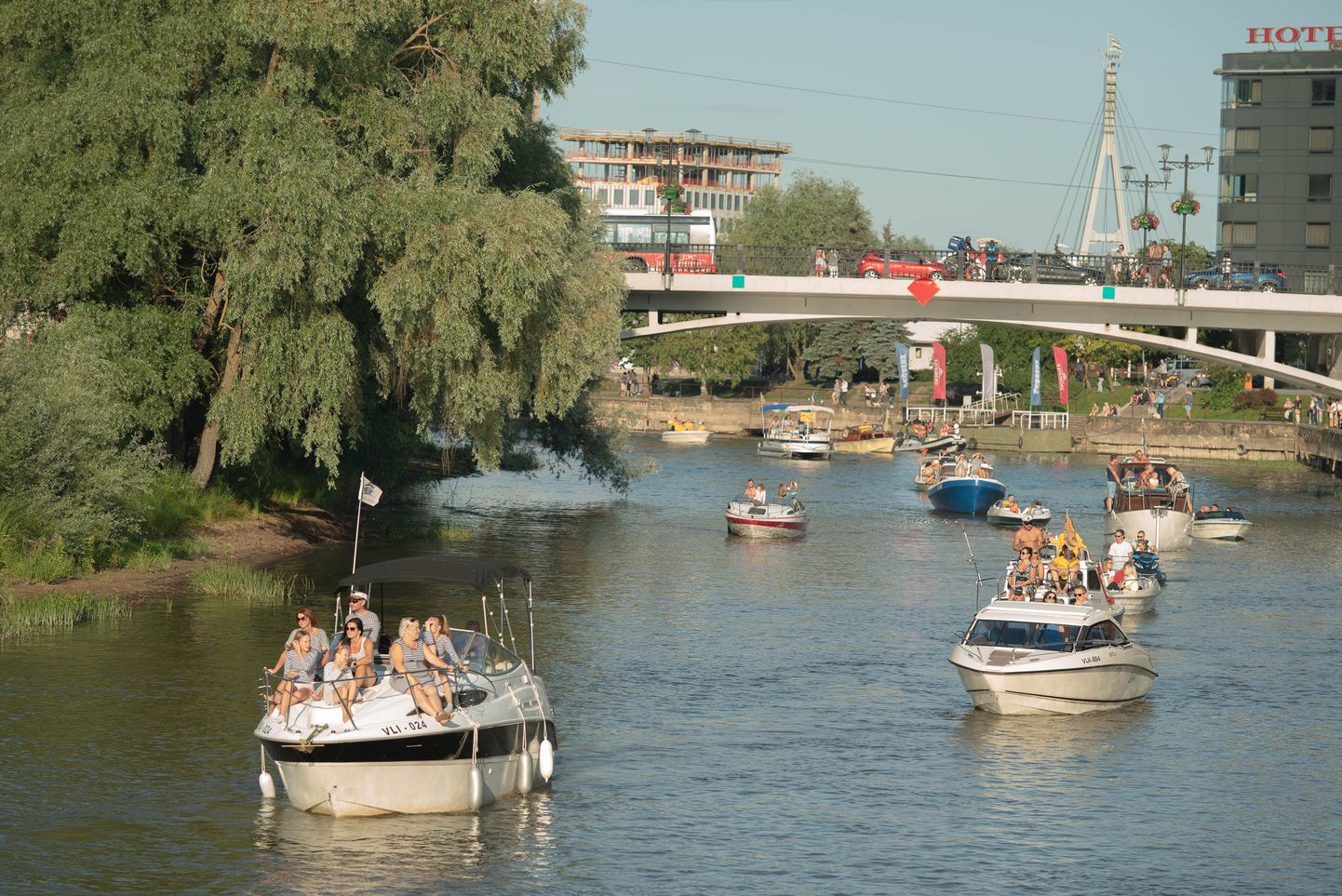 Homme toimub Tartus 17. Emajõe festival. Pildil Emajõe jõeparaad möödunud aastast Kaarsilla ja Võidu silla vahel Hansapäevade raames.