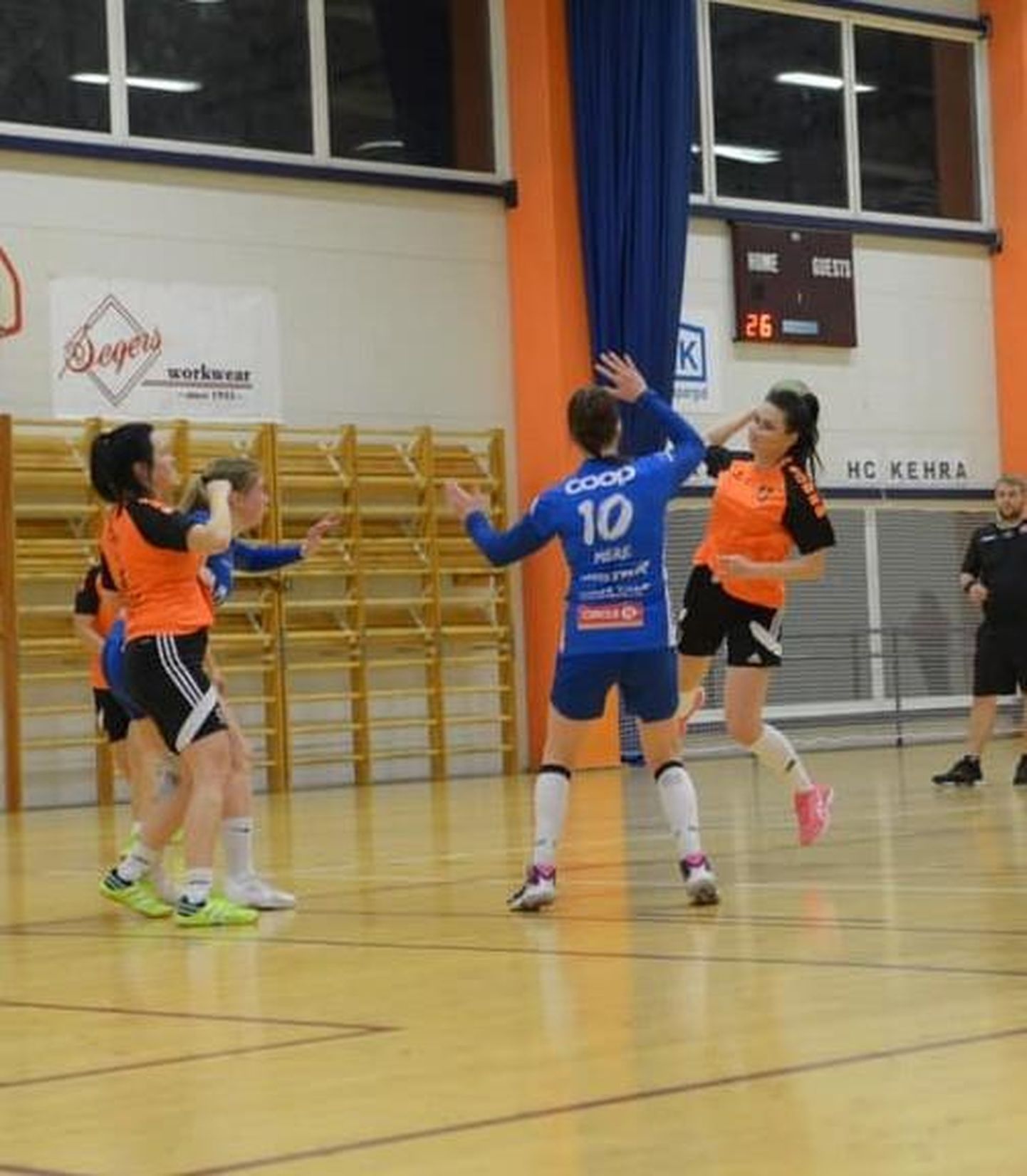 Tapa käsipallinaised (oranžis) said Eesti karikavõistlustel neljanda koha.