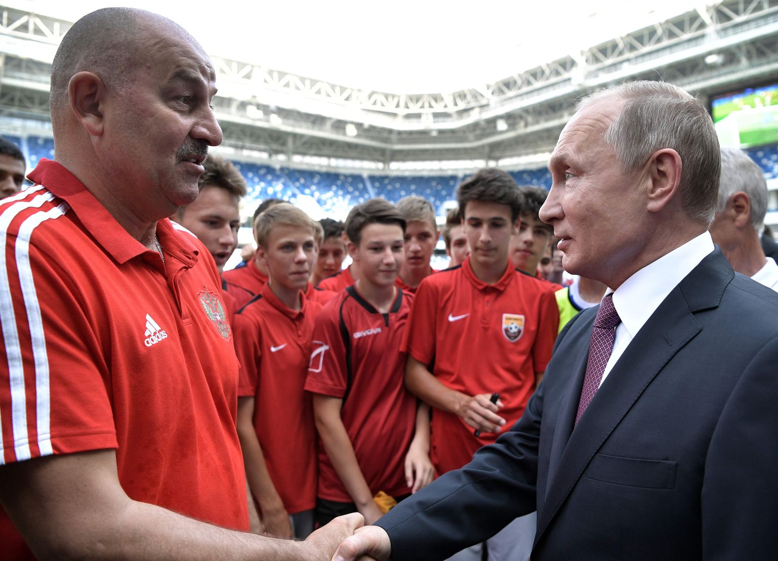 Aasta 2018. Kõik on veel hästi. Venemaa president Vladimir Putin (paremal) ja jalgpallikoondise juhendaja Stanislav Tšertšessov Kaliningradi staadionil kätt surumas.