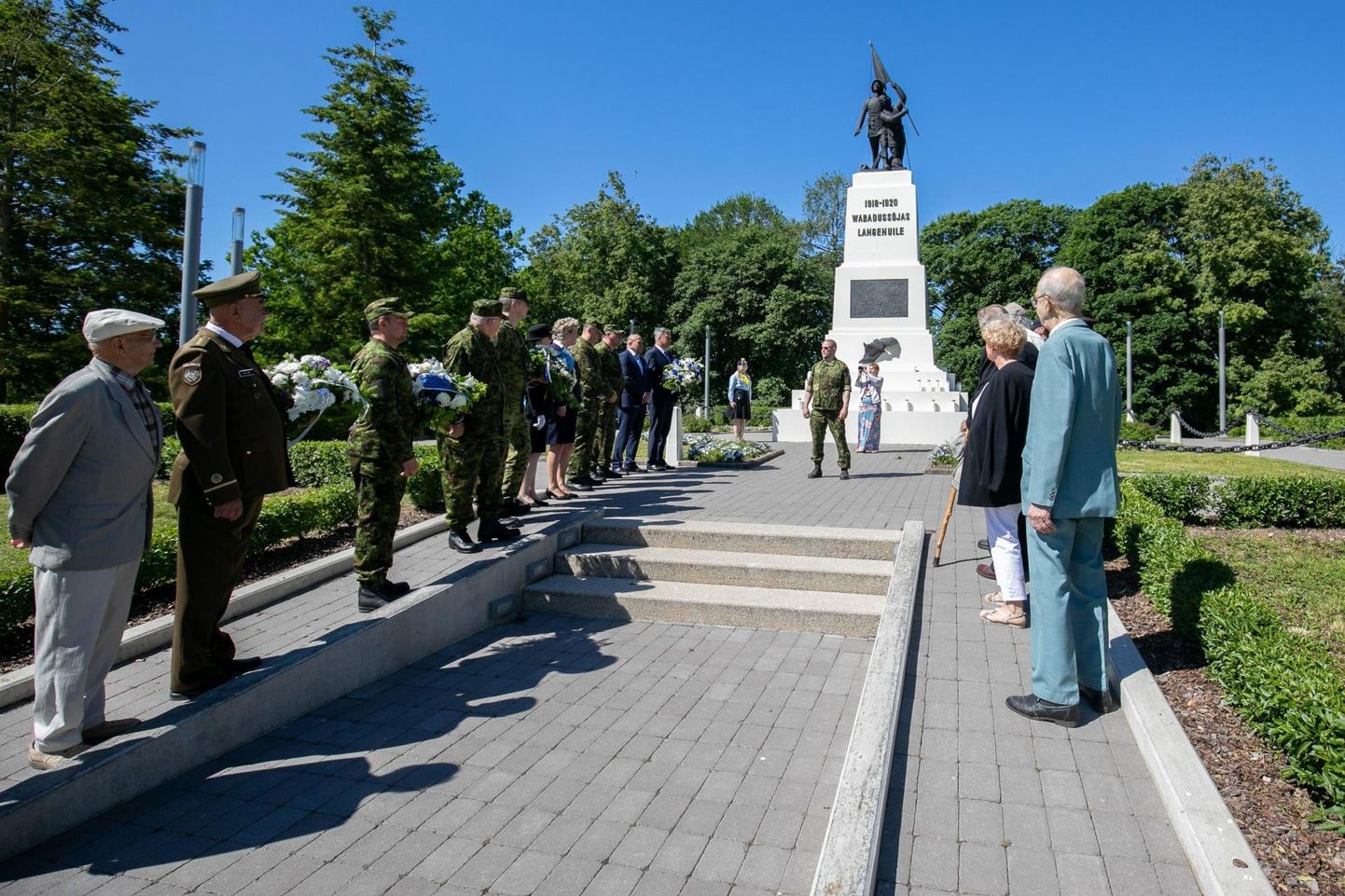Eile asetati pärjad Rakveres Eesti vabadussõjas langenute mälestussamba jalamile. 