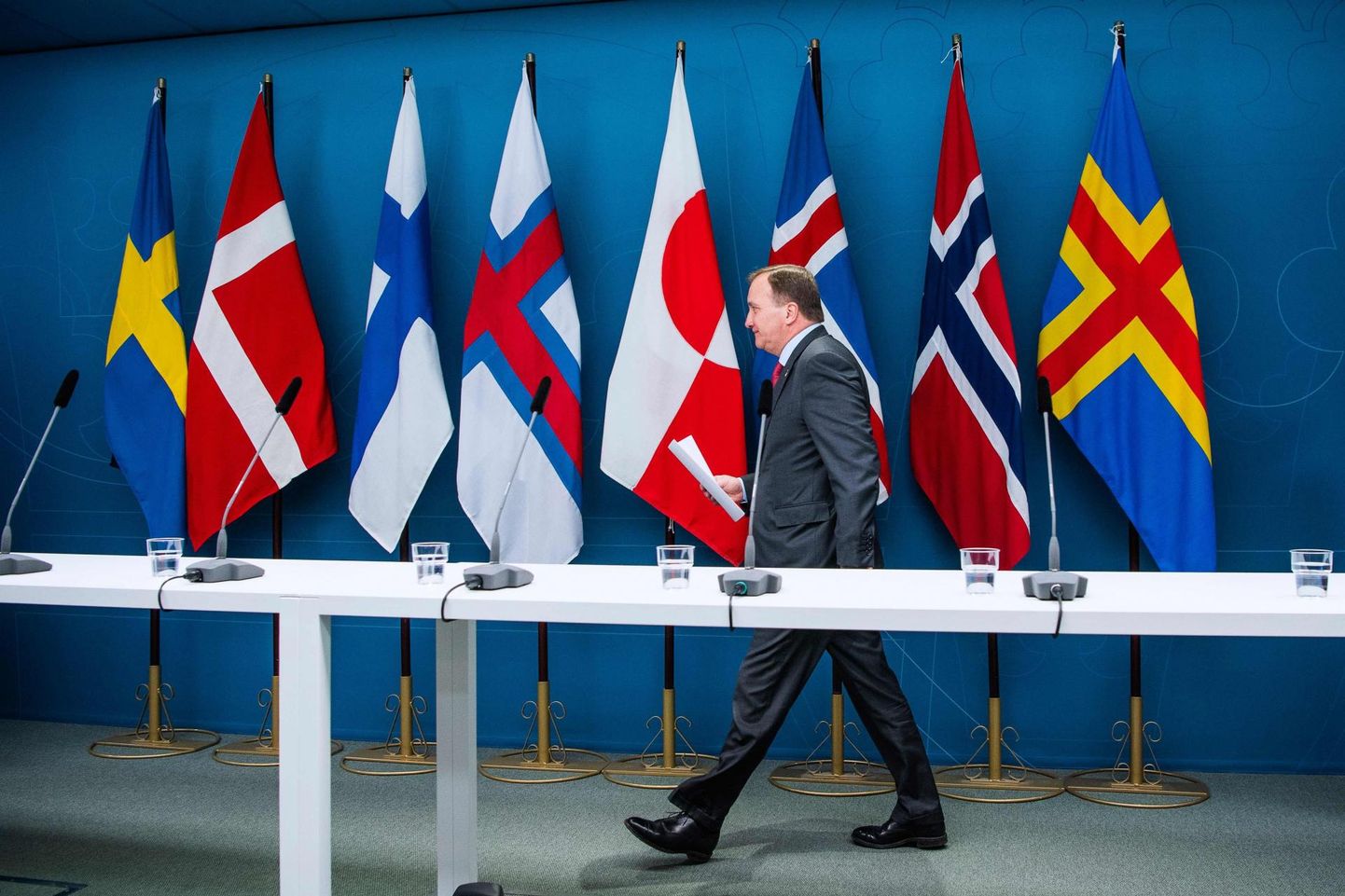 Põhjamaade lipud Rootsi peaminister Stefan Lofveni taustal.
