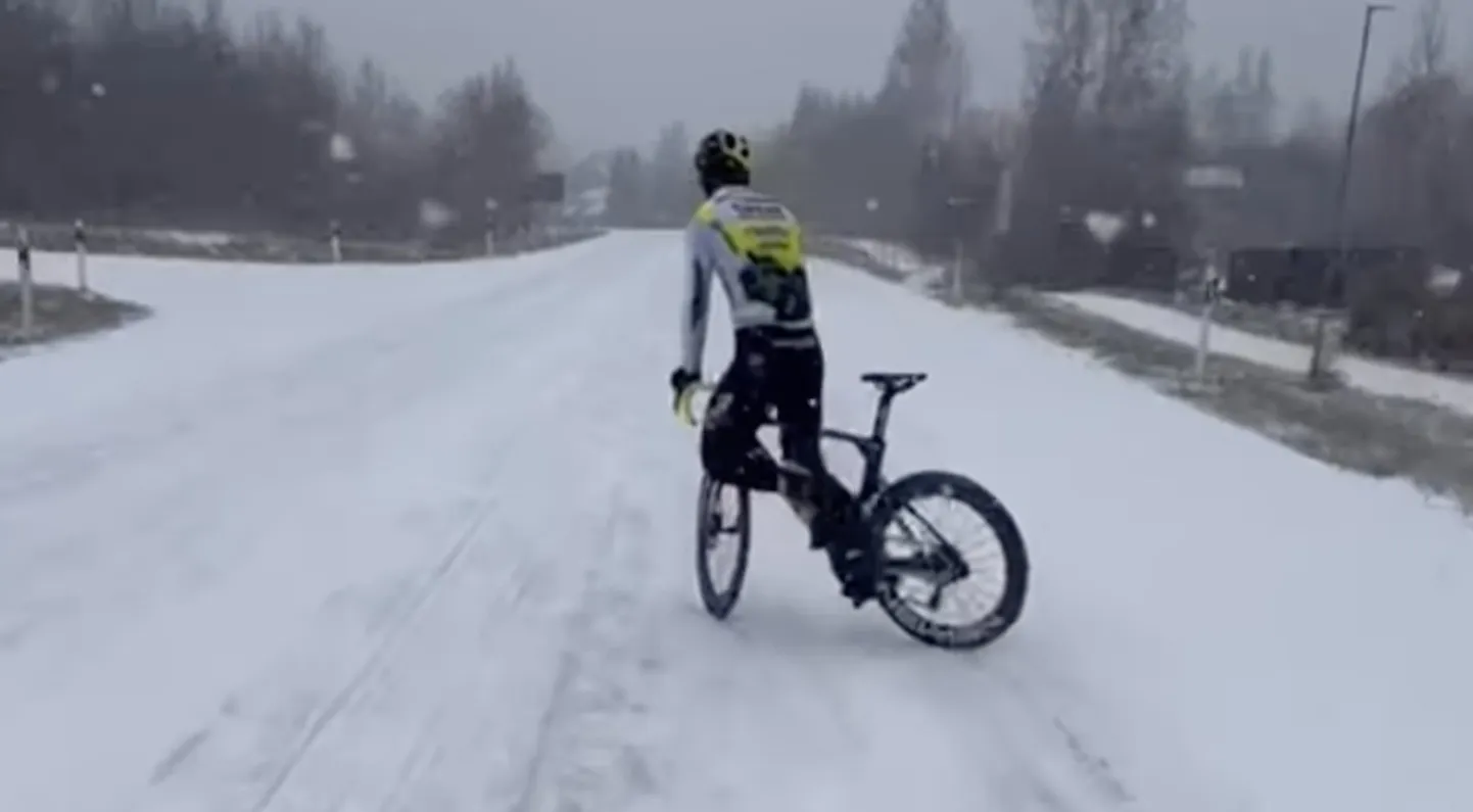 Jalgrattur Madis Mihkels treenib talvistel Eestimaa teedel.