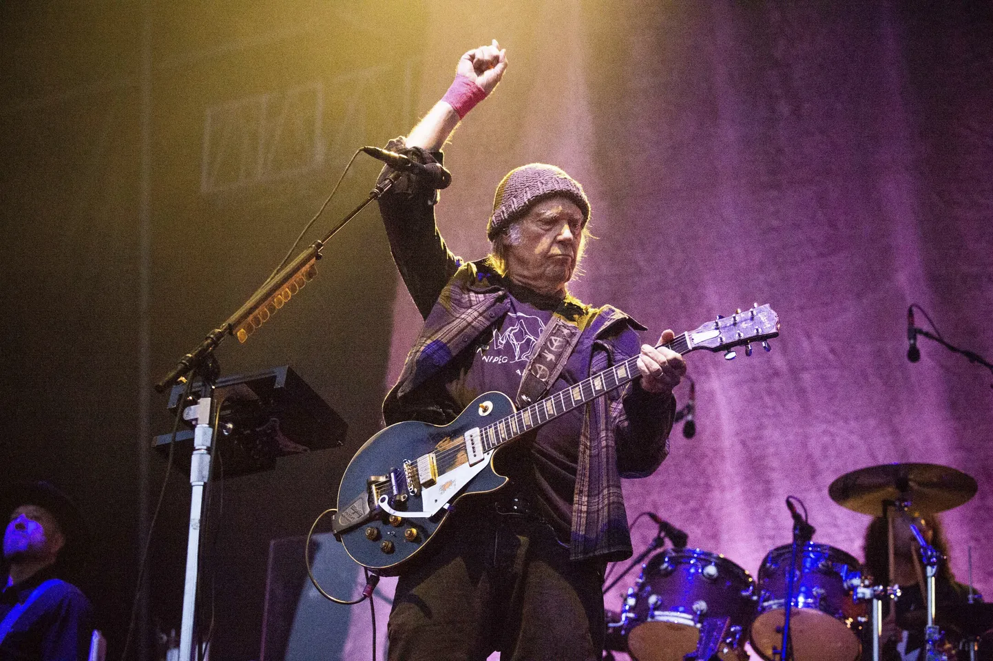 Tuleb välja, et Neil Young ikkagi esineb Glastonbury festivalil.