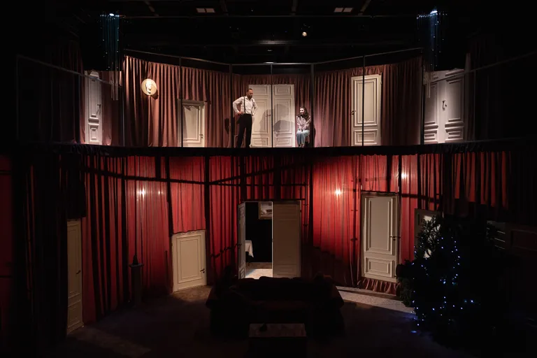 Laura Jaanhold lavastas Henrik Ibseni «Nukumaja» Endla teatris: Siin majas on korruseid ja kihte rohkemgi kui arvad.