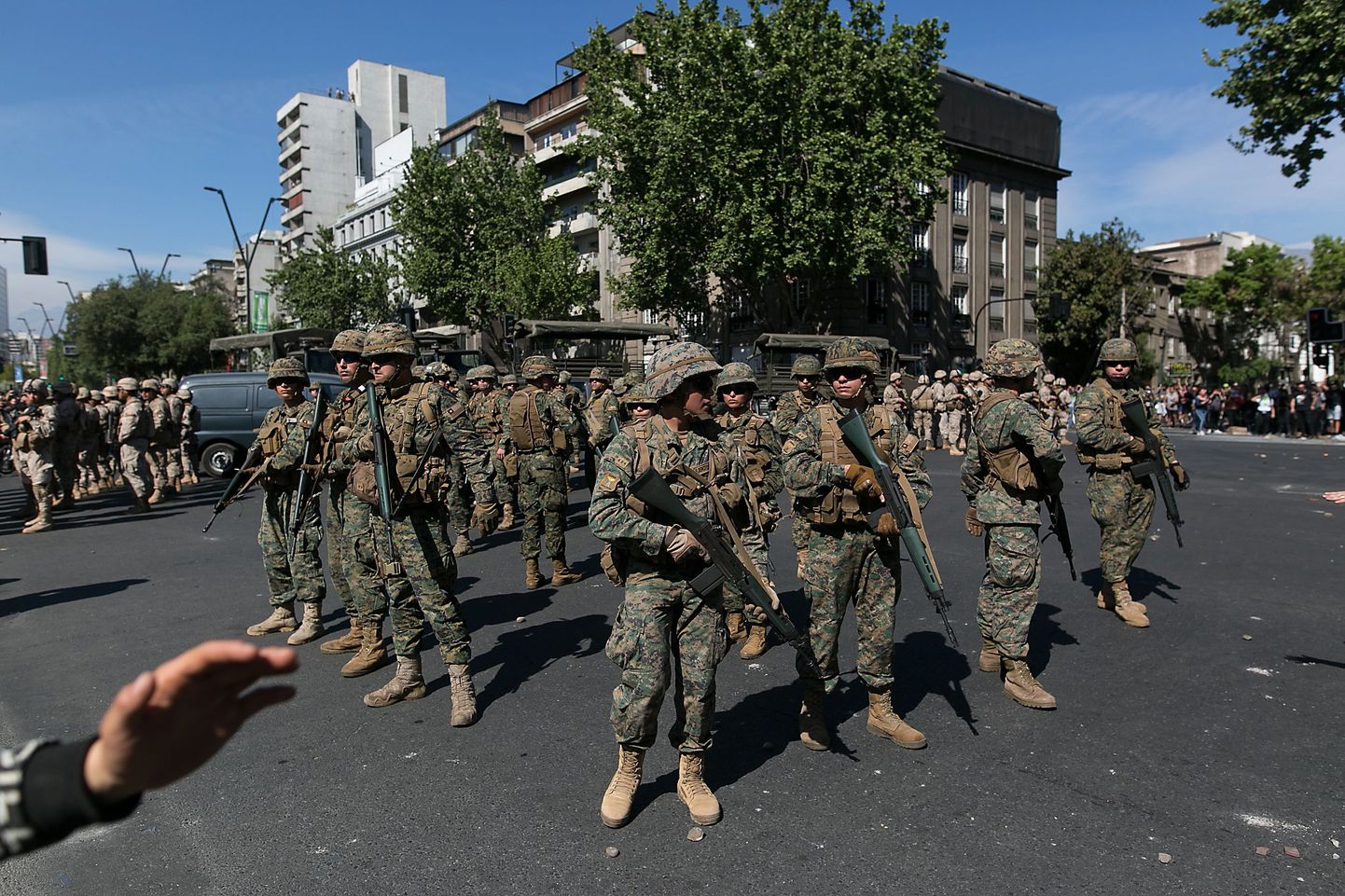 Tšiili sõdurid 21. oktoobril pealinna Santiago tänavatel.