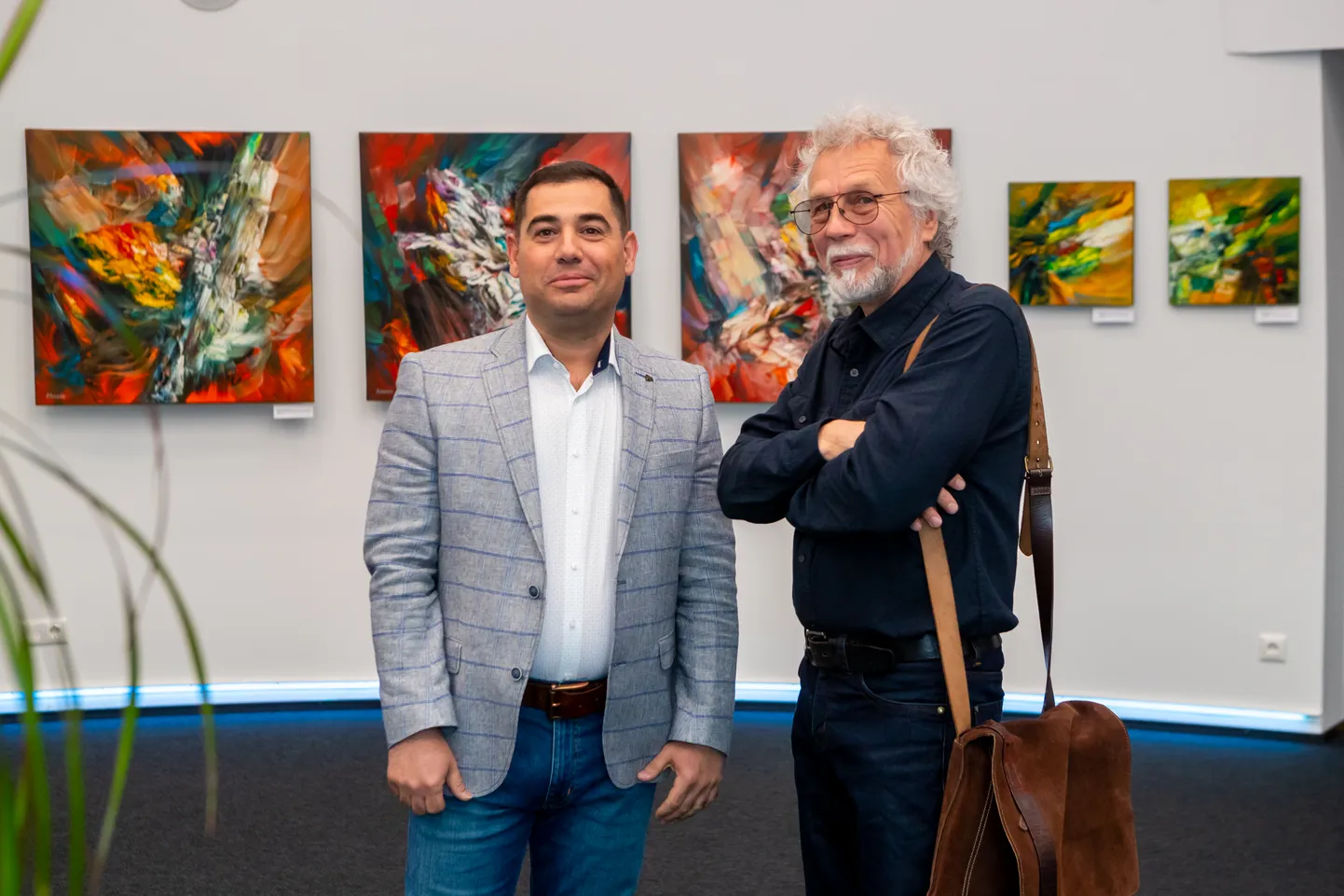 KUNSTISAALIS: Sergei Inkatov (vasakul) ja kunstihuviline Aleksander Baumann näituse avamisel.