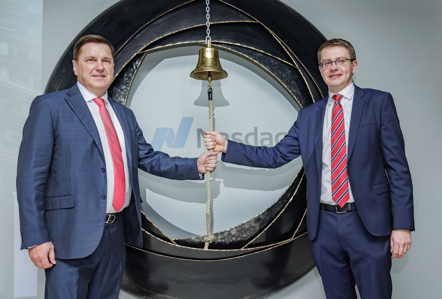Infortari peakontoris tähistati börsikella helistamisega pidulikult ettevõtte jõudmist Tallinna börsile.