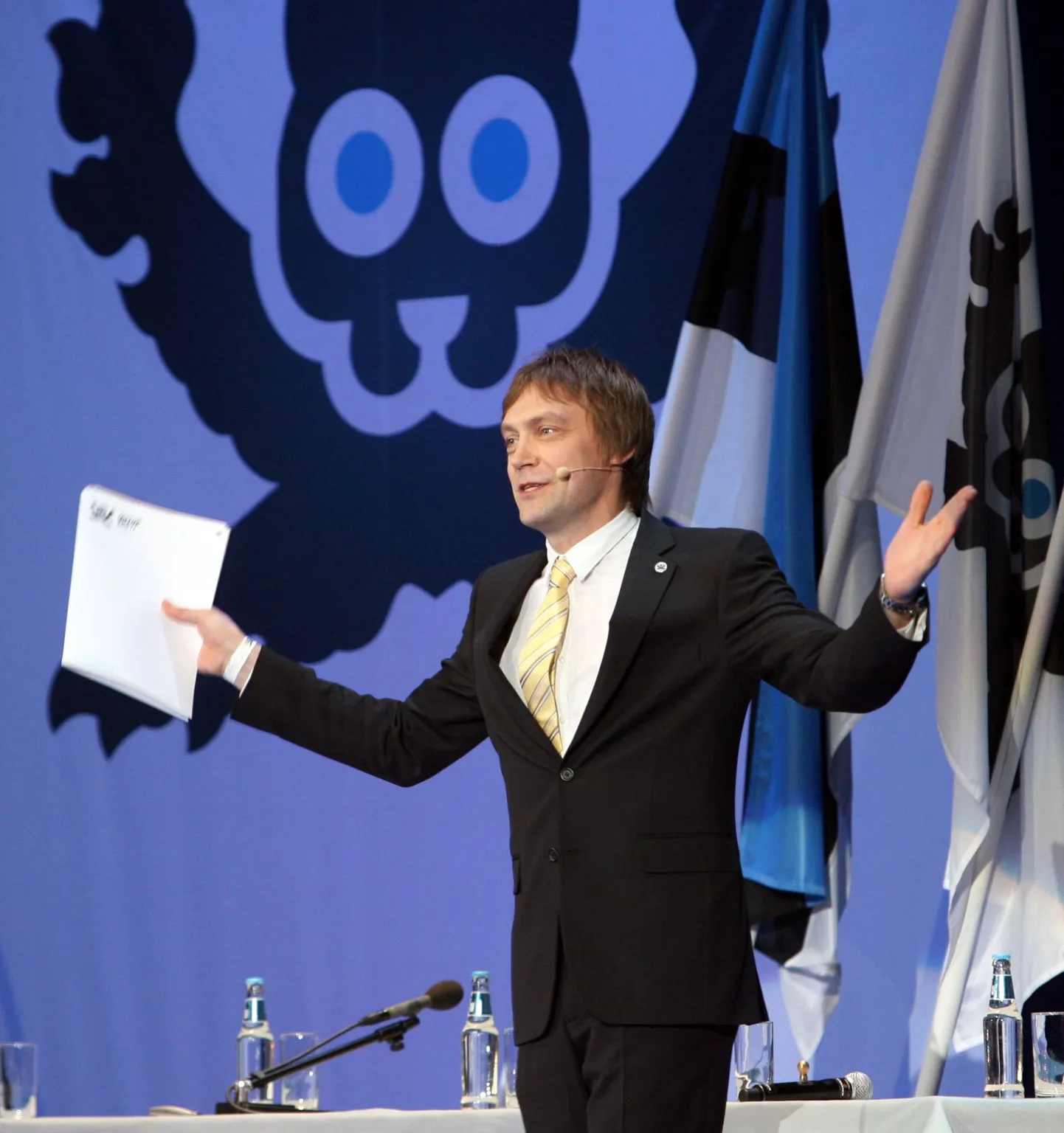 Gert Raudsepp NO teatri etenduses «Ühtse Eesti suurkogu».