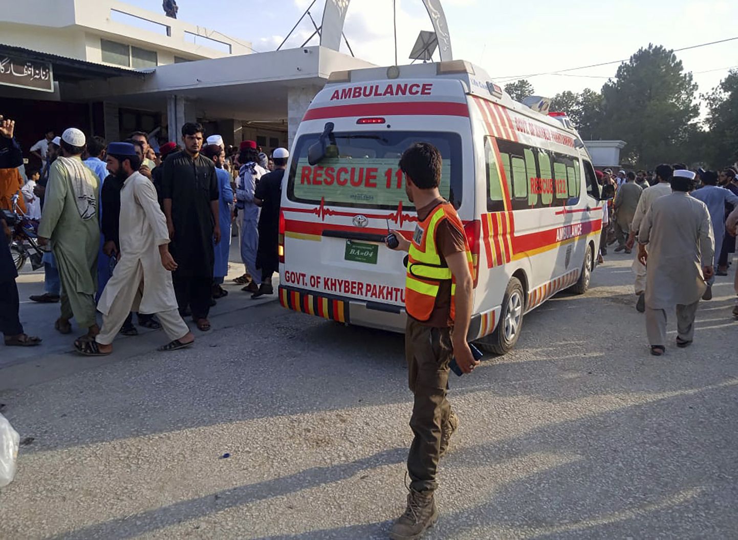 Kiirabi pommiplahvatuse sündmuspaigal Pakistani Khyber Pakhtunkhwa provintsis.