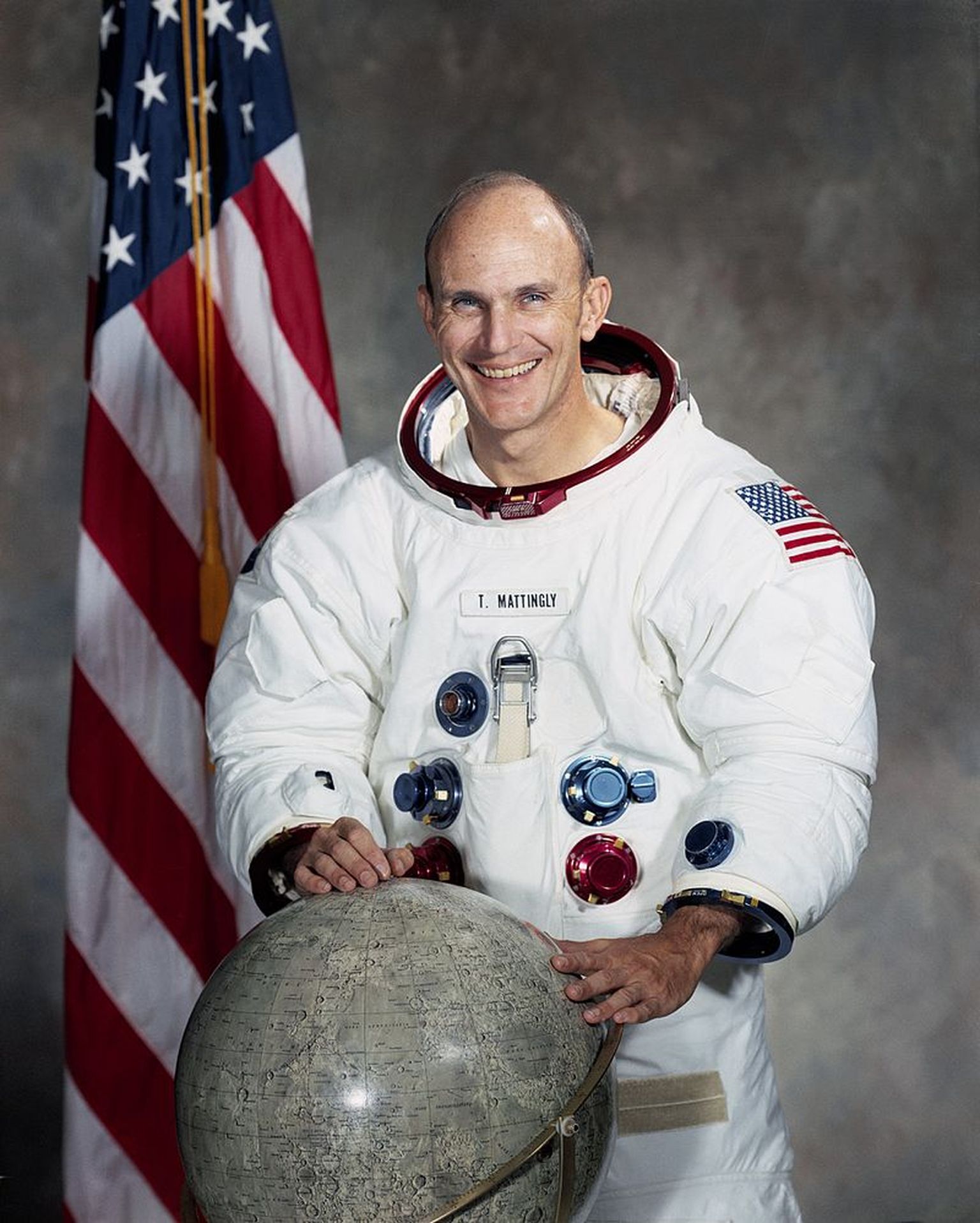 "Apollo 16" astronauts Kens Metinglijs