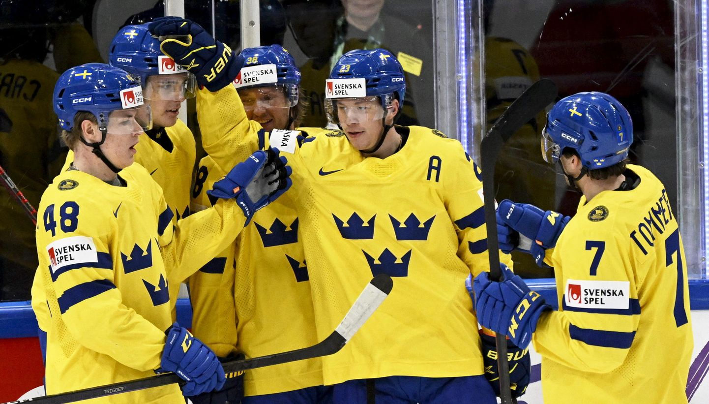 Rootslased väravat tähistamas.