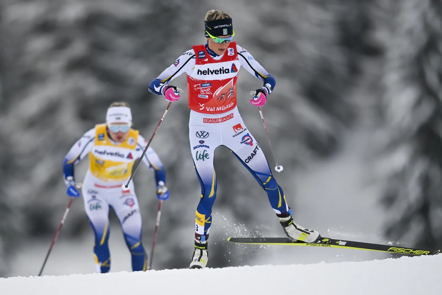 Frida Karlsson punases võistlussärgis.