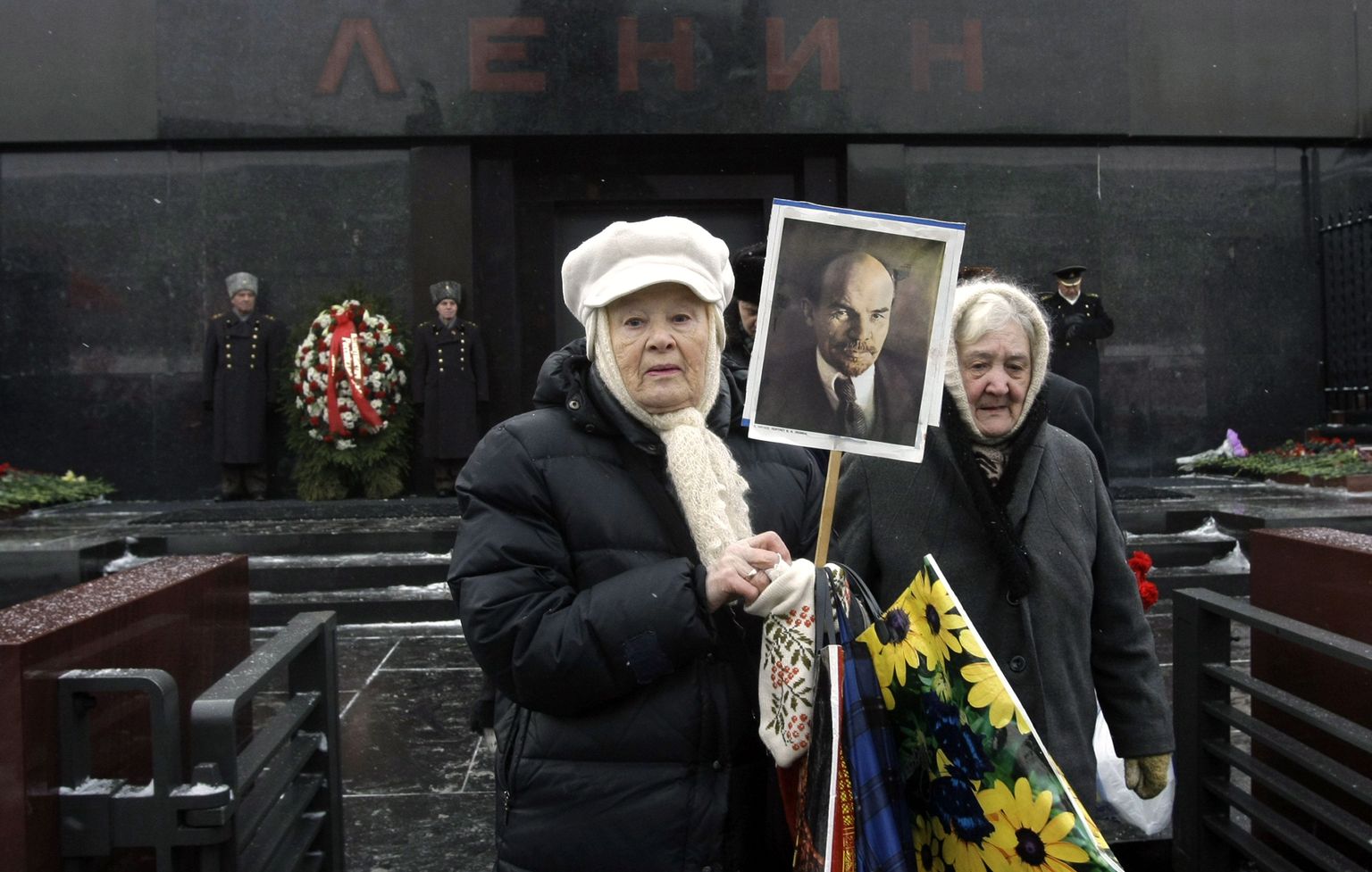 Kommunistide poolehoidjad Lenini pildiga Punasel väljakul asuva mausoleumi ees 21. jaanuaril 2011, mil Lenini surmast möödus 87 aastat.
