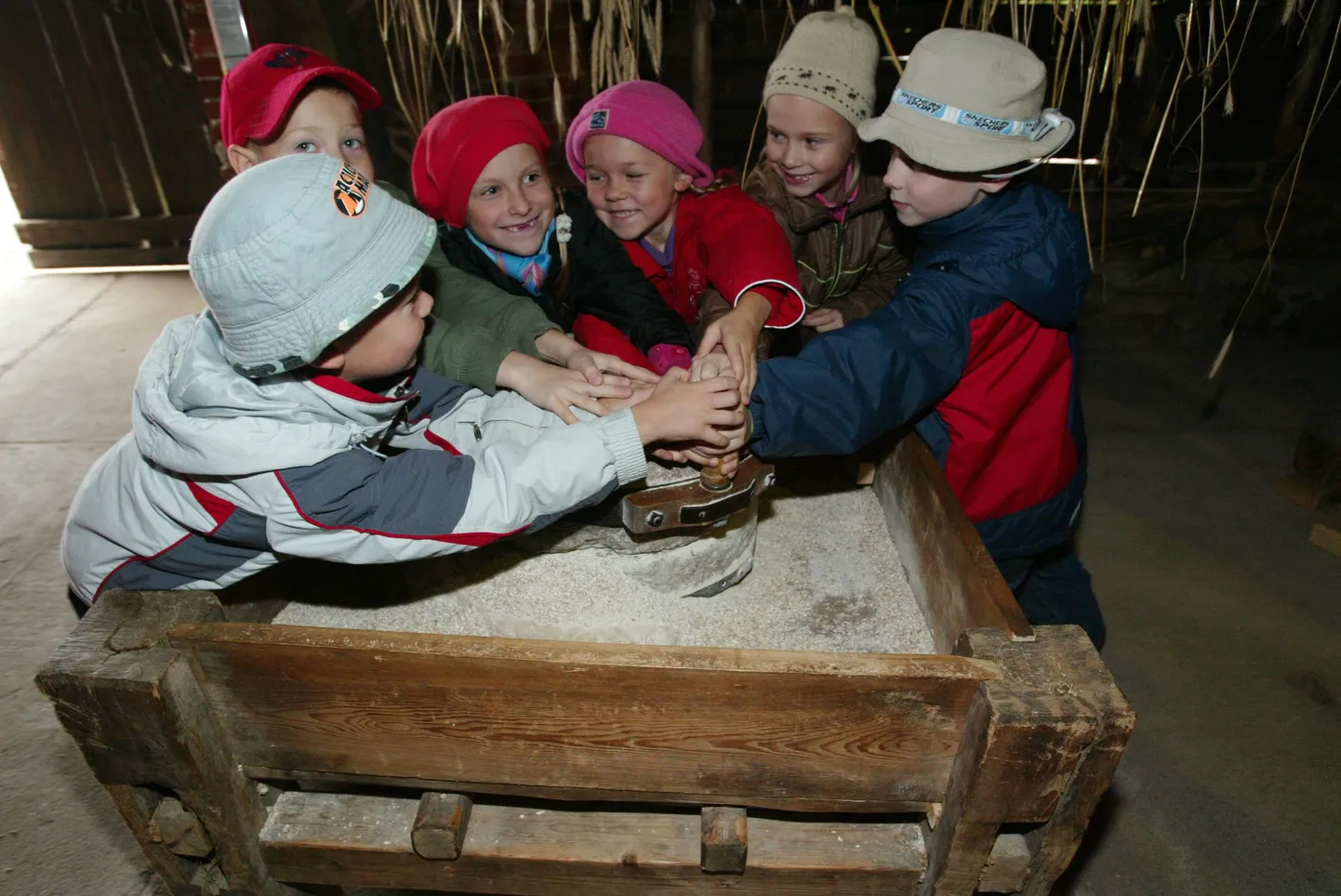 Lapsed saavad tutvuda Eesti Põllumajandusmuuseumi laagris erinevate maatöödega.